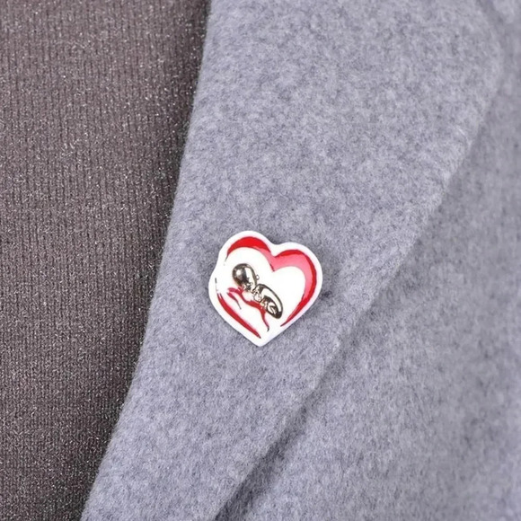 VQ Baby in Heart Shape Brooch - Picture 3 of 7